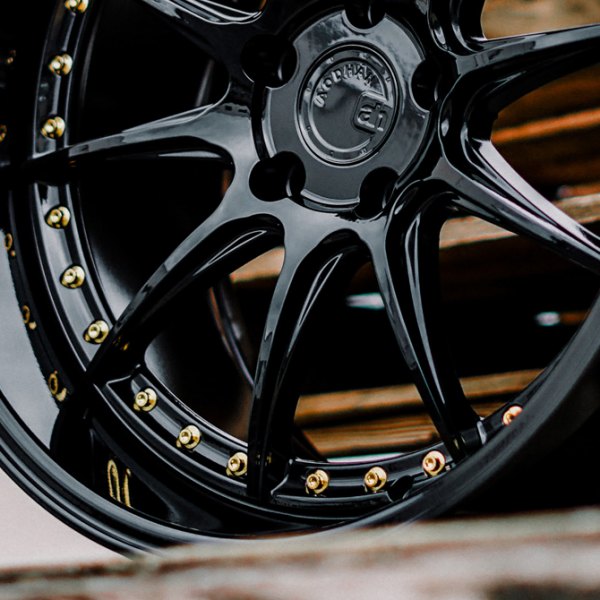 AODHAN® - DS07 Gloss Black with Deep Dish Lip and Gold Rivets