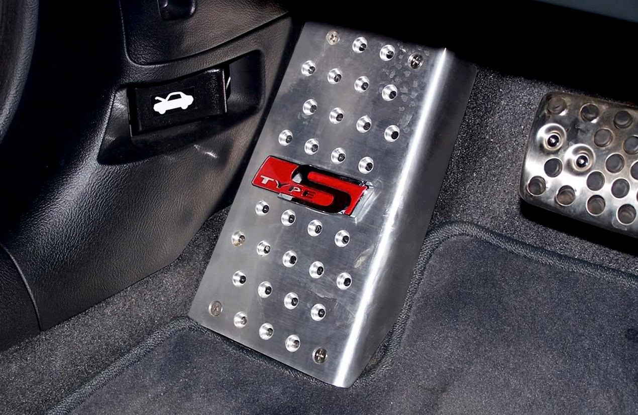 https://ic.carid.com/articles/five-reasons-to-add-dead-pedal-to-your-car/aluminum-s-type-dead-pedal_0.jpg