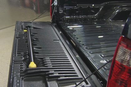 Dee Zee® - Tailgate Assist Installation