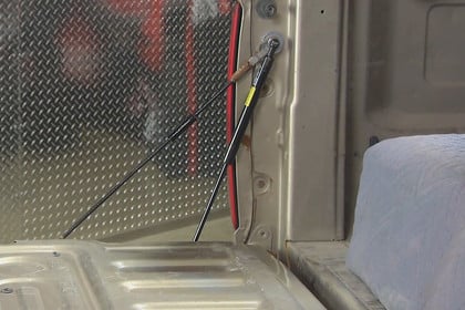 Dee Zee® - Tailgate Assist Installation