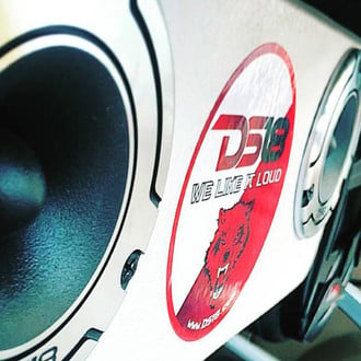 DS18® - 2 Speakers with Red Grills and 2 Tweeters Built-In Between Seats