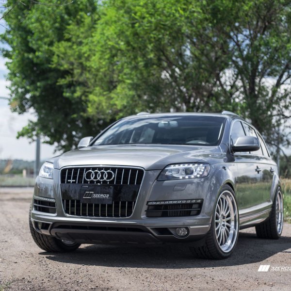 Gray Audi Q7 with LED Headlights - Photo by ADV.1