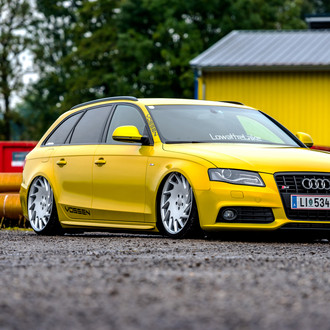 Slammed Audi S4 AVANT on Hypnotic Vossen VLE-1 Rims - Photo by Vossen