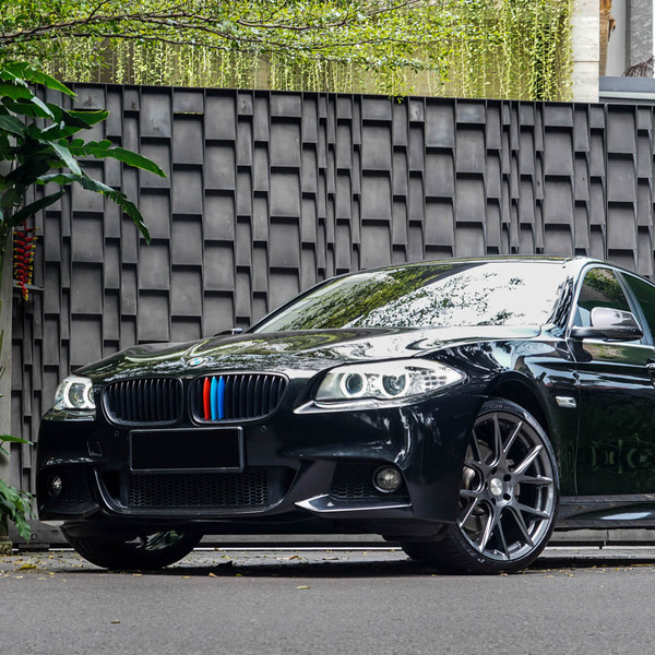 Black BMW 5-Series with Custom Front Bumper - Photo by Vossen