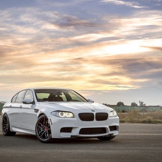 Blacked Out Grille Adds a Touch of Modernity to White BMW 5-Series