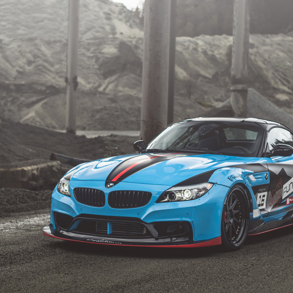BMW Z4 With a Wide Body Kit and Racing Livery - Photo by Avant Garde