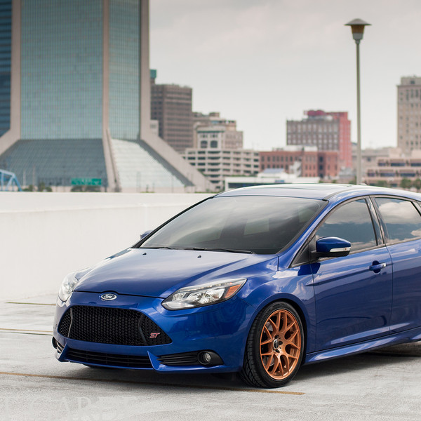 Blue Ford Focus ST with Blacked Out Grille - Photo by Avant Garde Wheels