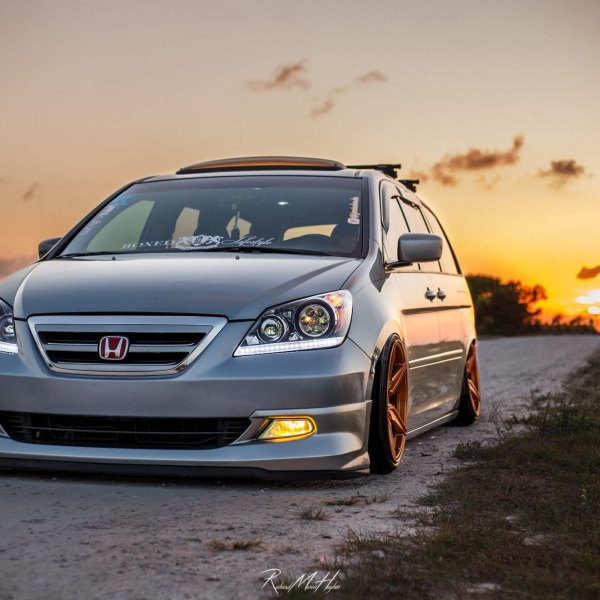 Front Bumper with Yellow Fog Lights on Gray Honda Odyssey - Photo by Incurve Wheels