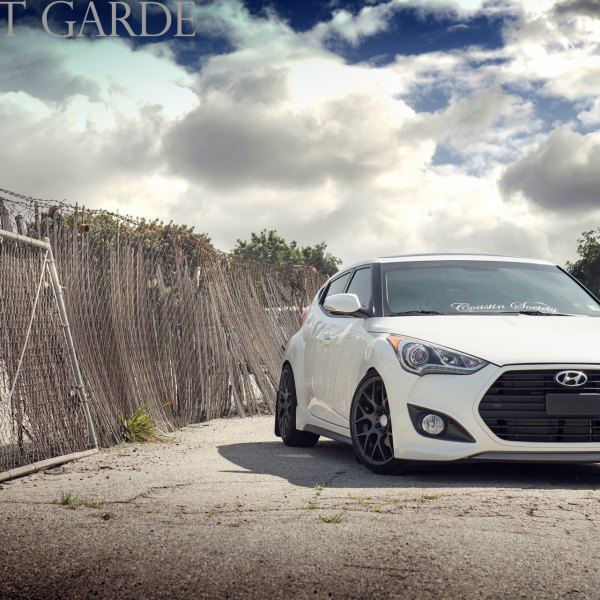 Blacked Out Grille on White Hyundai Veloster - Photo by Avant Garde Wheels