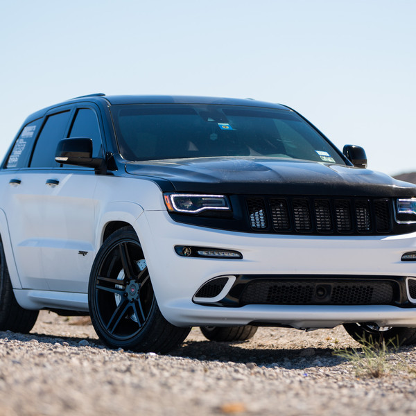Black Top Jeep Grand Cherokee SRT on VFS5 Wheels - Photo by Vossen