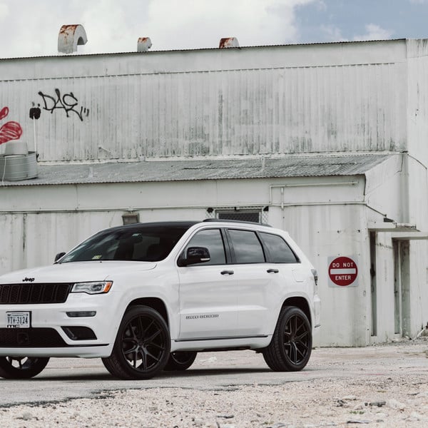 Blacked Out Grille on White Jeep Grand Cherokee - Photo by Avant Garde Wheels
