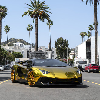 Lamborghini Aventador Appears Gorgeous with Golden Wrap and Black Accents