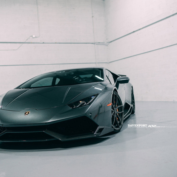 Black Huracan With Orange Custom painted Brakes - Photo by ADV.1