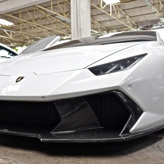 Snow White Huracan Gets a Distinctive Look with Dark Smoke Headlights