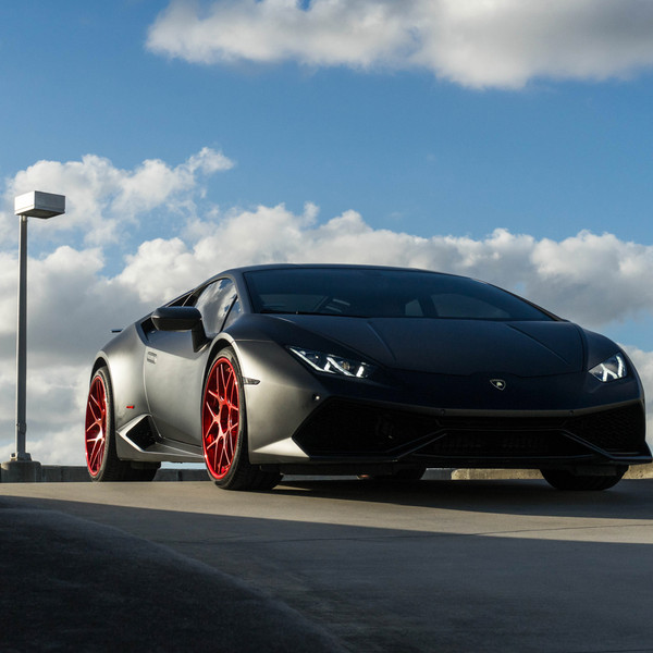 Black Lamborghini Huracan With Red Custom Rims - Photo by Avant Garde