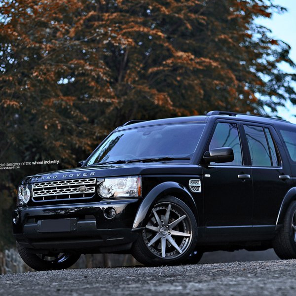 Black Land Rover Discovery with Chrome Grille - Photo by ADV.1