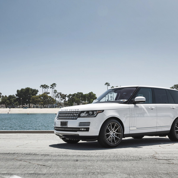 White Range Rover with Chrome Grille - Photo by Niche