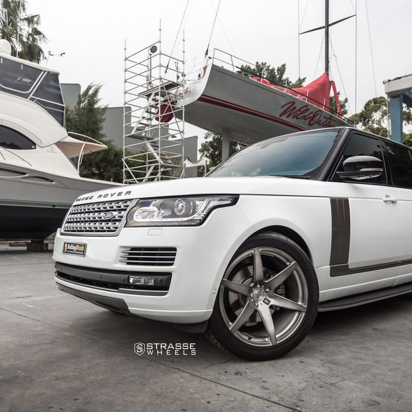 Chrome Mesh Grille on White Range Rover - Photo by Strasse Forged