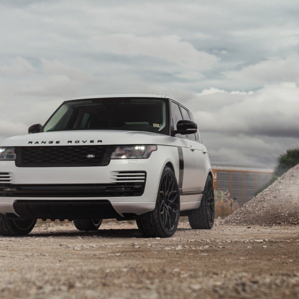 White Range Rover with Blacked Out Mesh Grille - Photo by Vossen Wheels