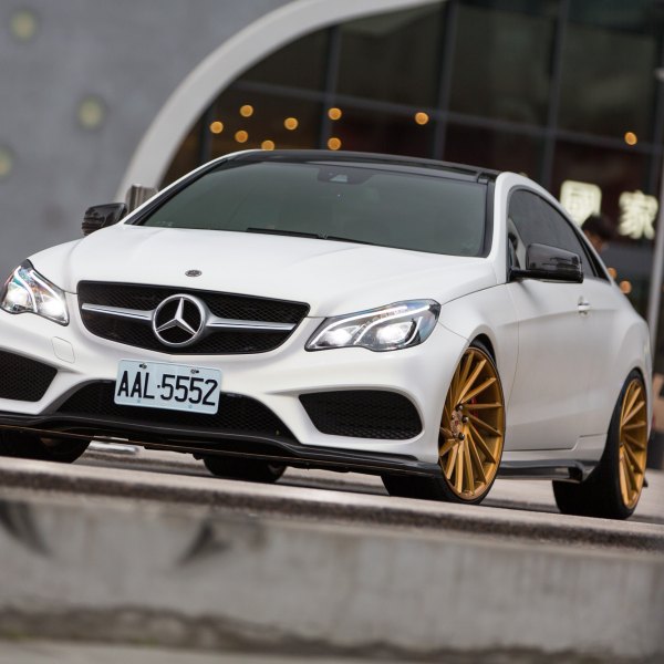 Aftermarket Front Lip on White Mercedes E-Class - Photo by Vossen