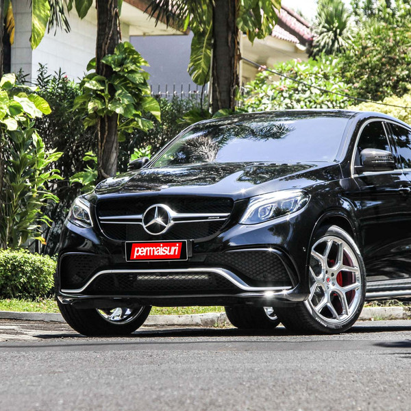 Custom Black Mercedes GLE with Chrome Trim - Photo by Vossen