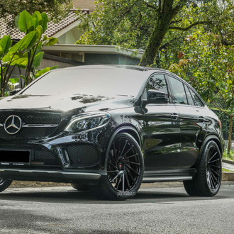 Black Mercedes GLE with Aftermarket Front Bumper Guard - Photo by Vossen