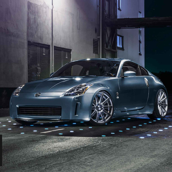 Custom Blue Nissan 350Z - Photo by Vossen