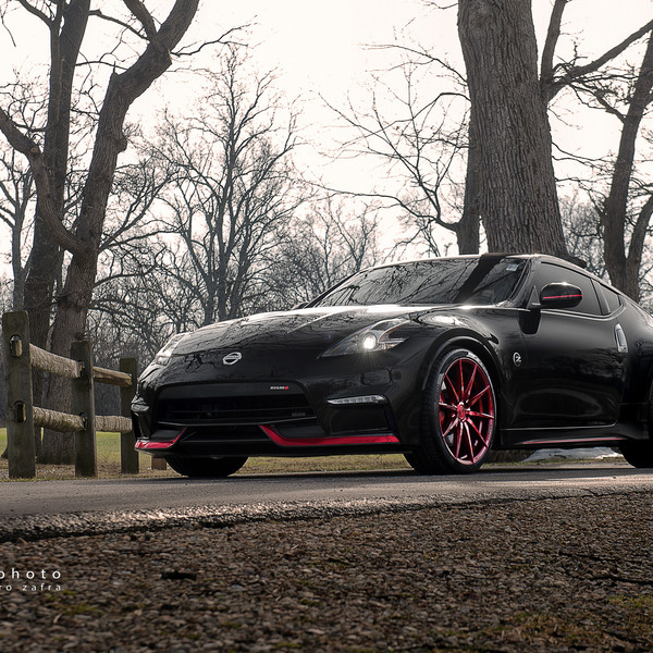 Black Nissan 370Z Nismo with Red Accents - Photo by zandbox