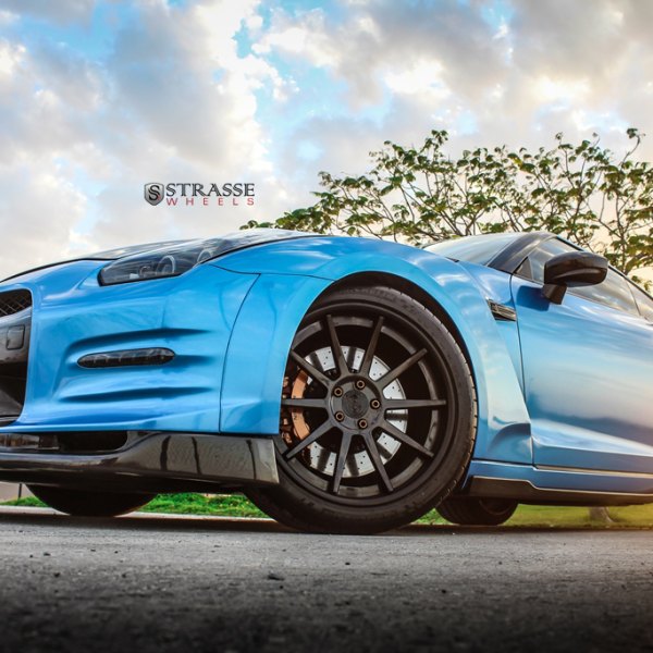 Carbon Fiber Front Lip on Blue Nissan GT-R - Photo by Strasse Forged