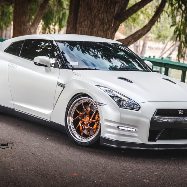 White Nissan GT-R with Custom Body Kit - Photo by Rennen International