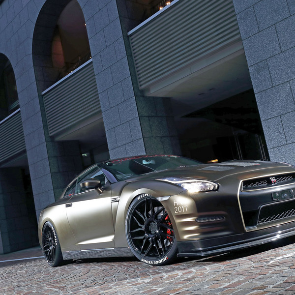 Carbon Fiber Front Bumper Spoiler on Nissan GT-R - Photo by Rohana