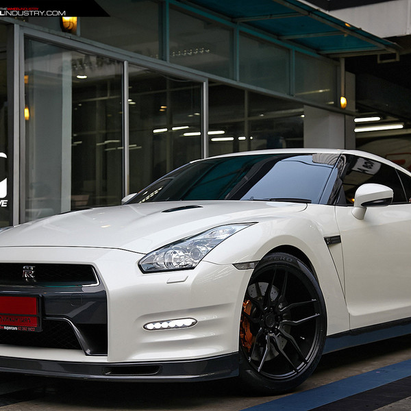 White Nissan GT-R with Custom Hood - Photo by ADV.1