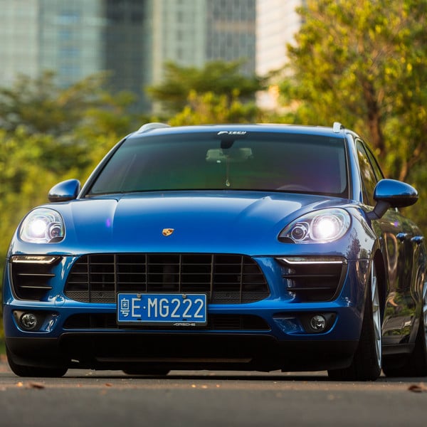 Slammed Porsche Macan on Vossen VFS-1 Wheels - Photo by Vossen