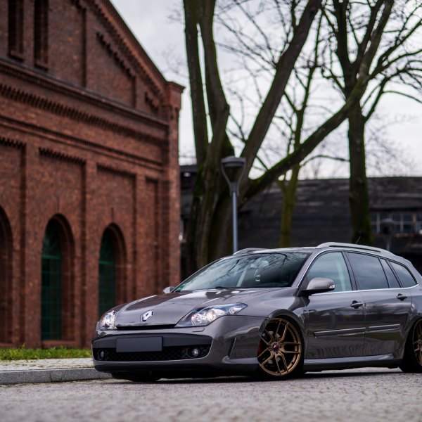 Gray Renault Laguna with Aftermarket Headlights - Photo by JR Wheels