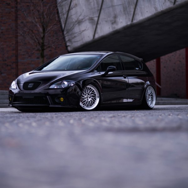 Front Bumper with Yellow Fog Lights on Black Seat Leon - Photo by JR Wheels