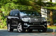 Black Toyota Land Cruiser Offers Plenty of Luxury and Features