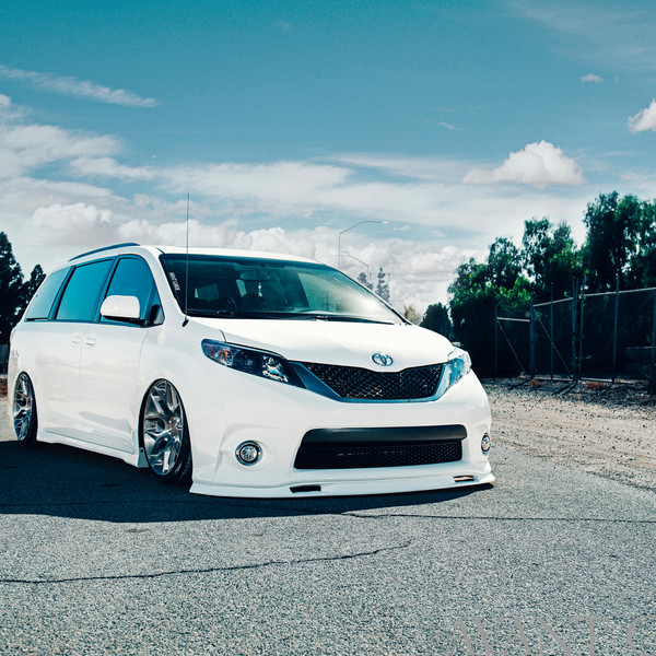 Blacked Out Mesh Grille on White Toyota Sienna - Photo by Avant Garde Wheels