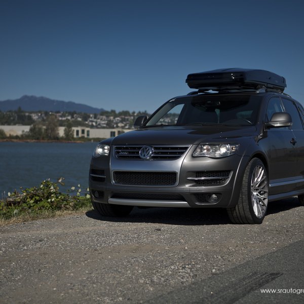 Thule Roof Rack on Gray VW Touareg - Photo by SR Auto Group